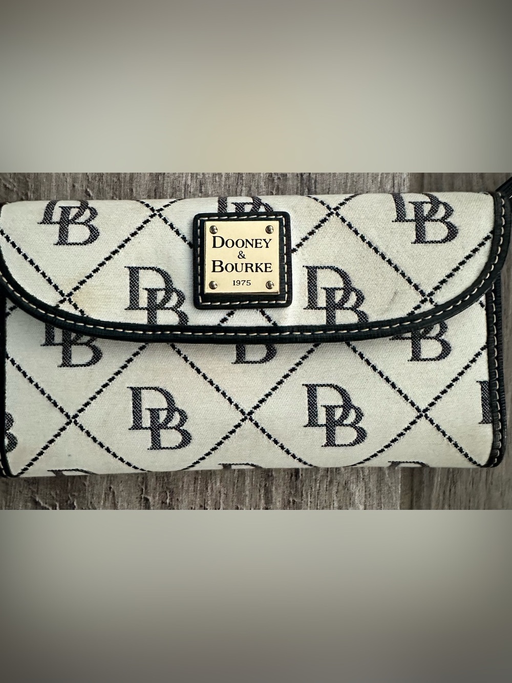 Dooney & Bourke Cream and Black Signature Canvas Wallet - Picture 2 of 7